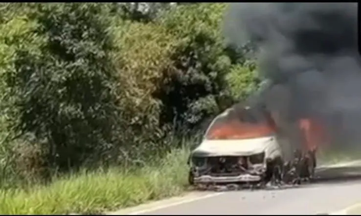 Vídeo: caminhonete pega fogo e fica destruída em São Mateus; pai e filho conseguem escapar