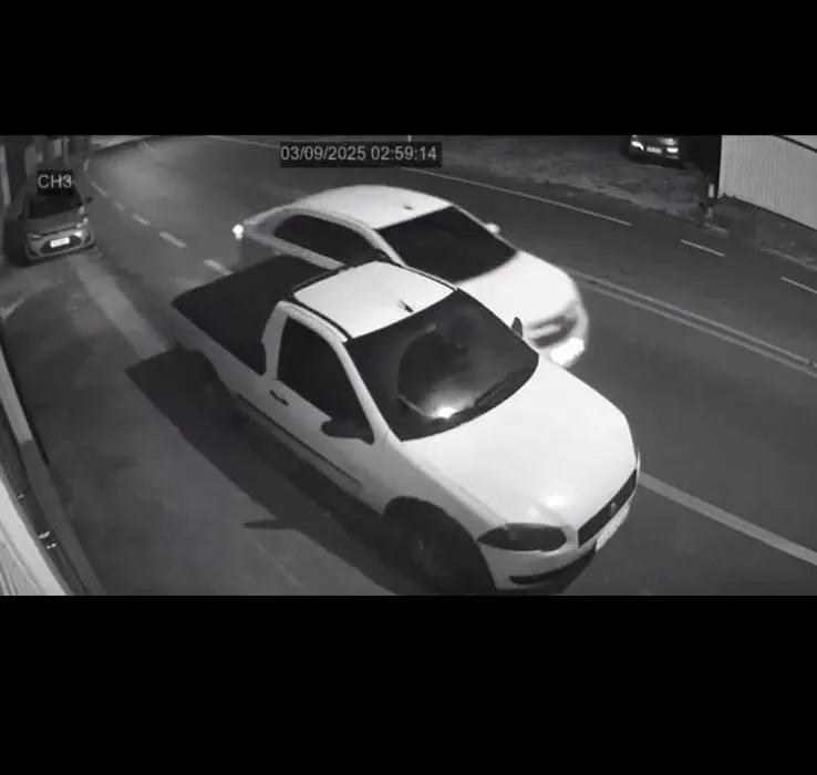 Colisão lateral entre carro em movimento e veículo estacionado é registrada na madrugada em Colatina; motorista foge do local