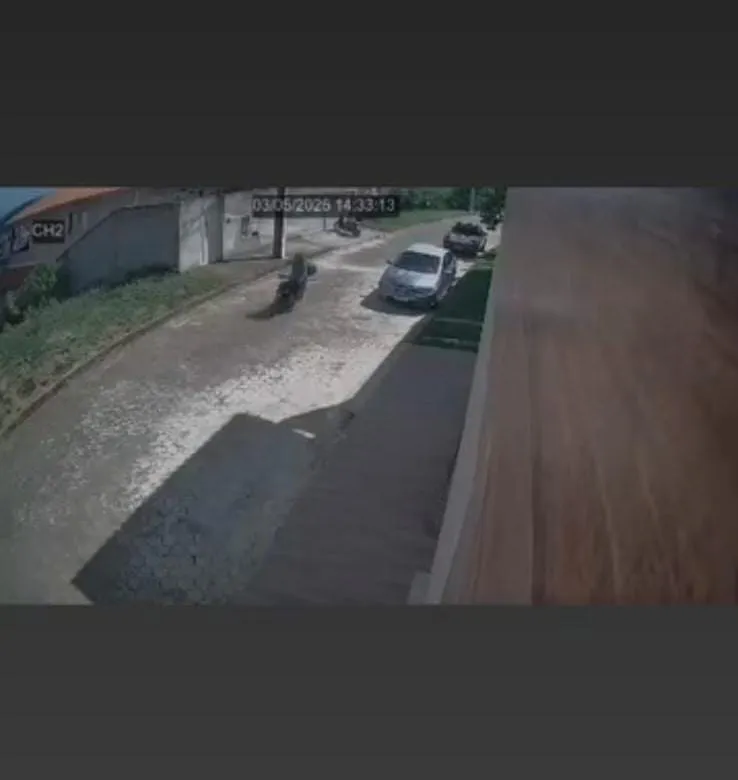 Câmeras captaram o suspeito: moto é furtada dentro de garagem em Colatina