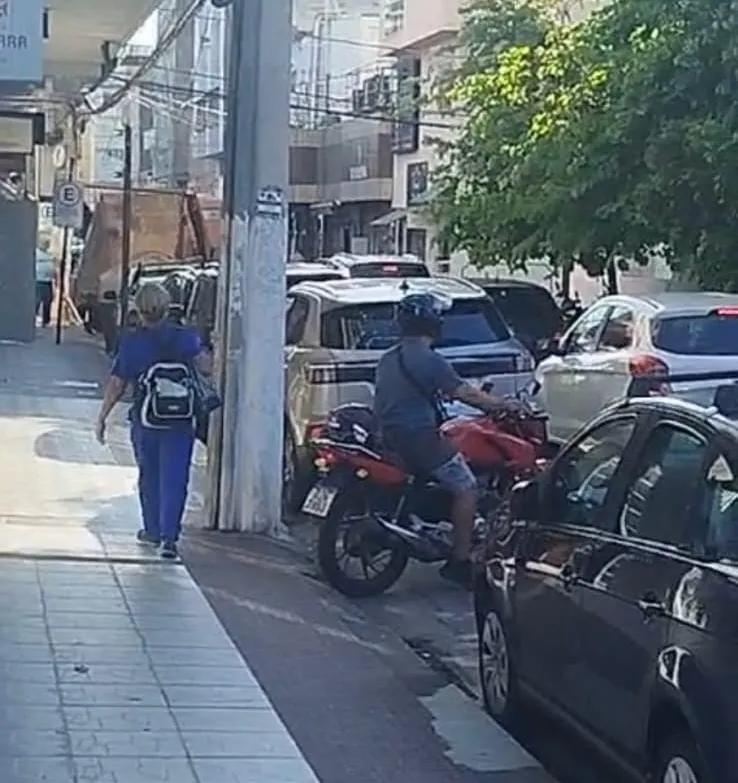 Obra particular no Centro de Colatina causa congestionamento e gera reclamações