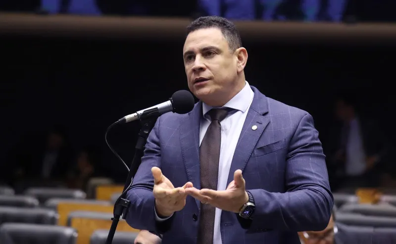 Câmara aprova atendimento prioritário no SUS para pais atípicos e cuidadores