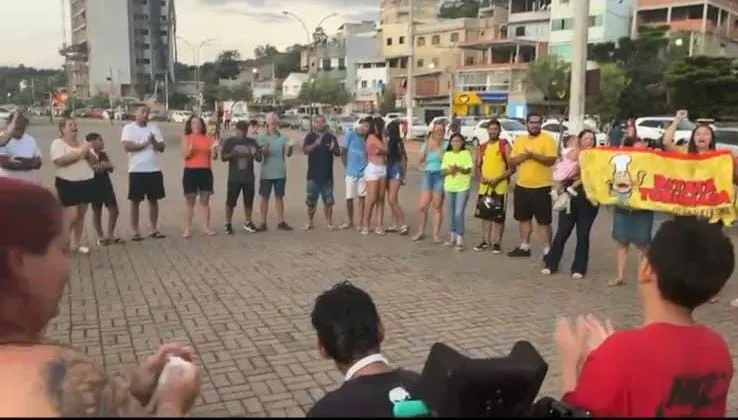 Proprietários e funcionários protestam contra retirada de trailers na Avenida Moacyr Dalla, em Colatina