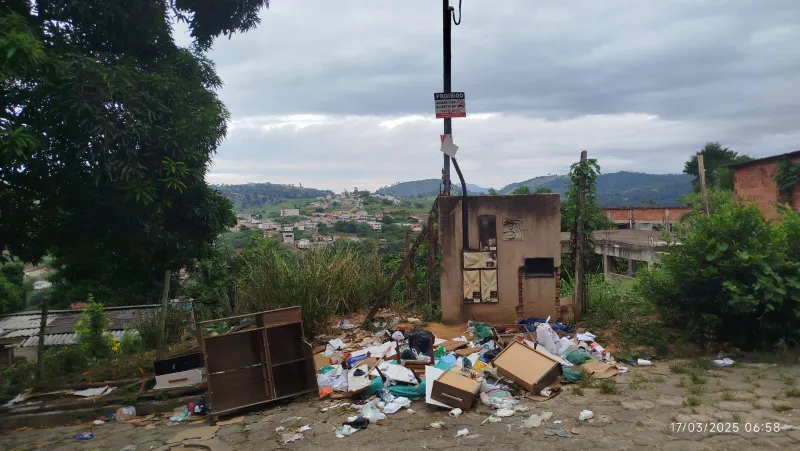 Moradores cobram retirada de lixo em terreno no bairro Ayrton Senna, Colatina