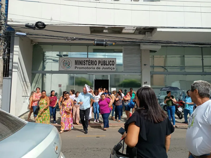 Acompanhado por promotor pais vão à Secretaria de Educação para cobrar permanência de estagiários que auxiliam alunos com deficiência.