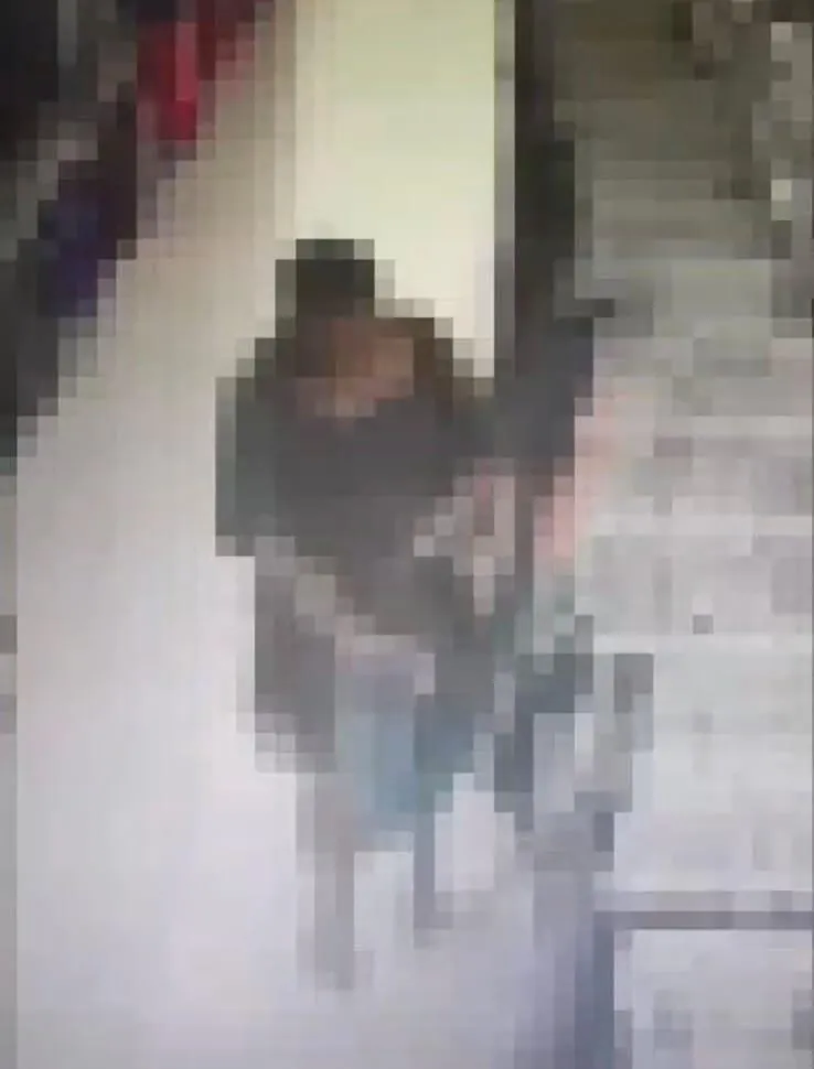 Mulher é flagrada por câmera furtando roupa em loja do Centro de Colatina