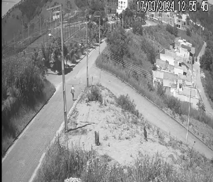 Câmera flagra suposto ladrão saindo de casa furtada em Colatina; crime durou menos de 10 minutos e causou grande prejuízo