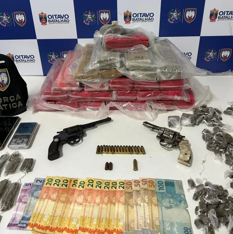 Polícia Militar apreende mais de 21 kg de maconha e armas em ação contra facção, em Colatina