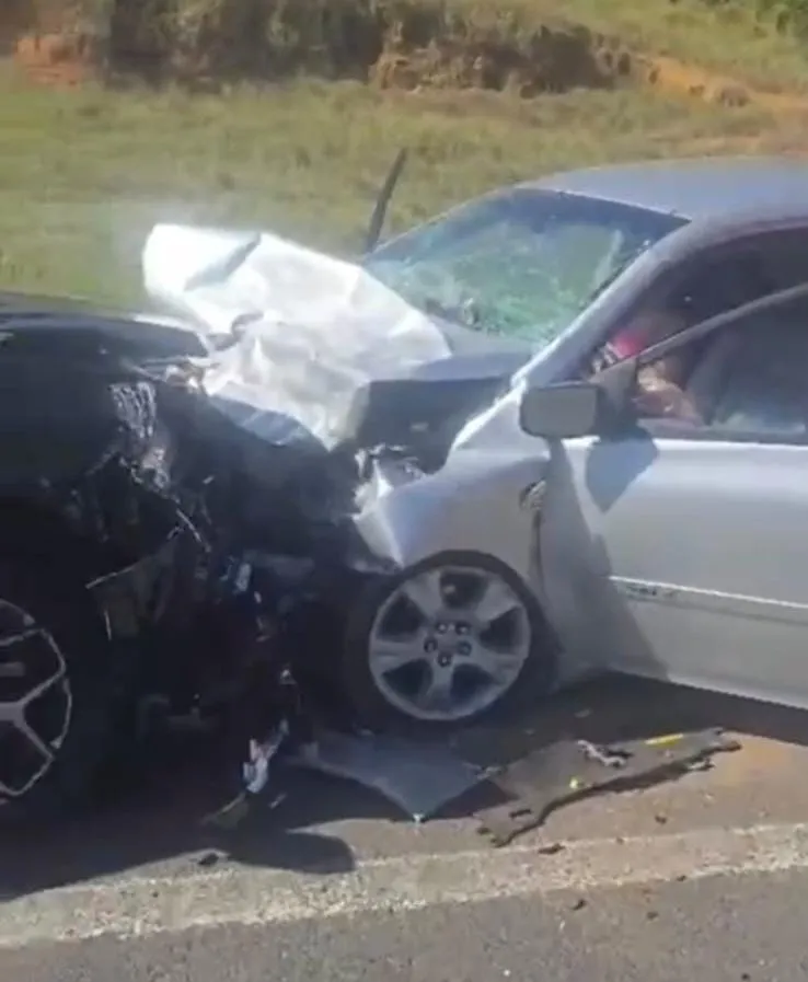 Vídeo: carros colidem de frente na BR-259, próximo ao distrito de Baunilha, em Colatina. Samu é acionado