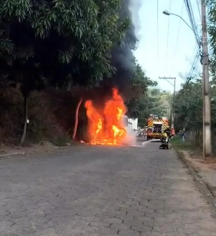Micro-ônibus de turismo é destruído por incêndio; labaredas chegaram a mais de cinco metros de altura, em Colatina
