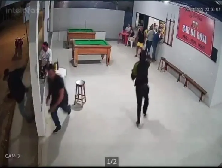 Vídeo: assalto violento termina com proprietária de bar baleada em São Domingos do Norte; veja o vídeo da ação dos marginais