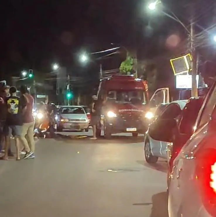 Vídeo: passageira de moto de aplicativo fica ferida após colisão com carro durante ultrapassagem em Colatina