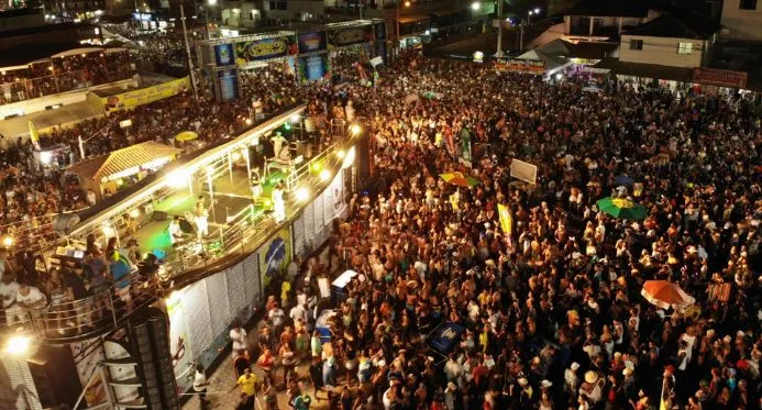 Carnaval continua: blocos e shows agitam praias do Norte do ES, nesta segunda (3)