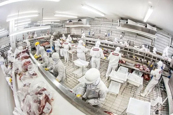 China suspende importação de carne bovina de frigorífico colatinense e mais dois no Brasil