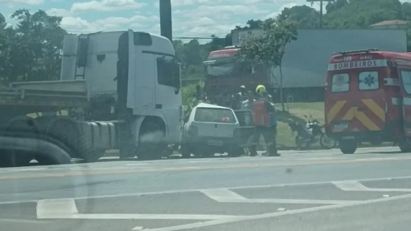 Acidente entre carro e carreta deixa dois feridos em São Mateus