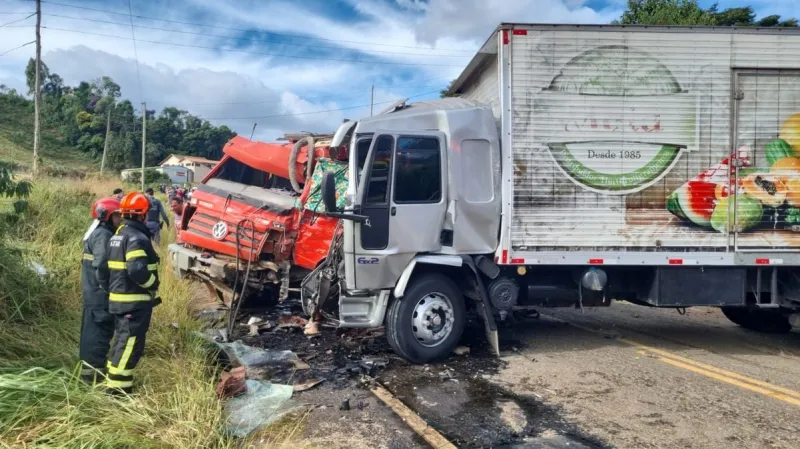 Motorista morre em acidente entre caminhões em Santa Maria de Jetibá