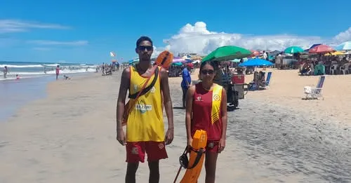 Guarda-vidas salvam três pessoas da mesma família de afogamento em Guriri