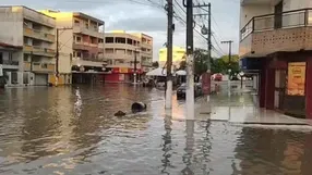 Após fortes chuvas, ruas de Guriri ficam alagadas e moradores cobram solução definitiva