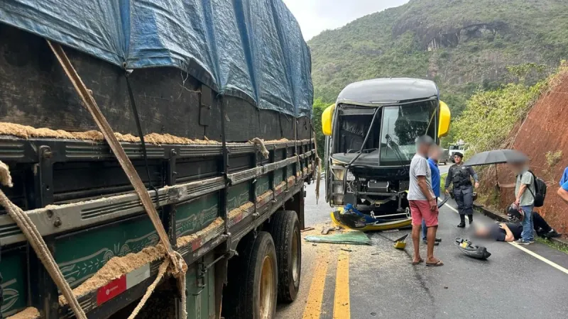Motociclista fica ferido após acidente com ônibus e caminhão na ES-080, em Santa Teresa