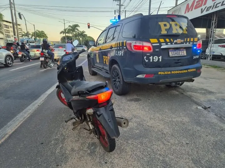 PRF recupera motoneta furtada durante fiscalização na BR-101, em Linhares