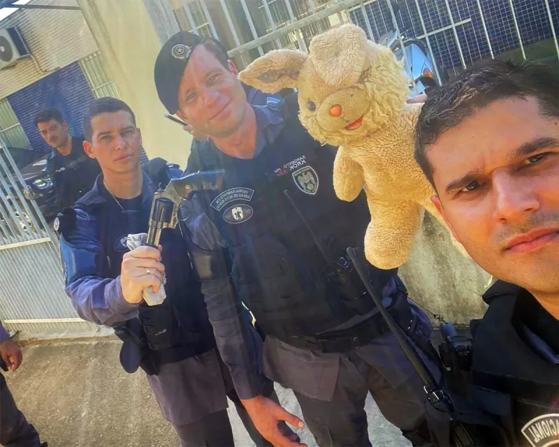 Adolescente é flagrado com arma escondida em urso de pelúcia durante tentativa de fuga em Barra de São Francisco
