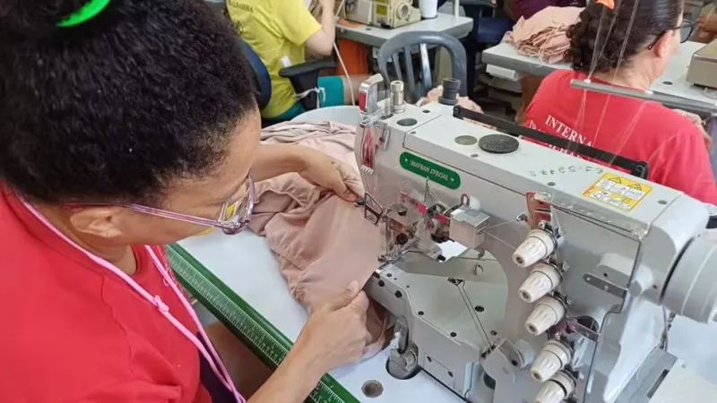 Projeto capacita internas do Centro Prisional Feminino de Colatina na confecção de lingerie e moda praia