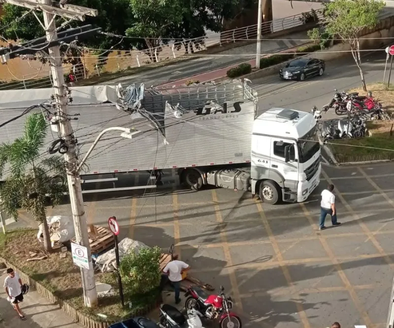 Carreta colide contra ponte Florentino Avidos em Colatina no final da tarde desta terça após ignorar sinalização de altura