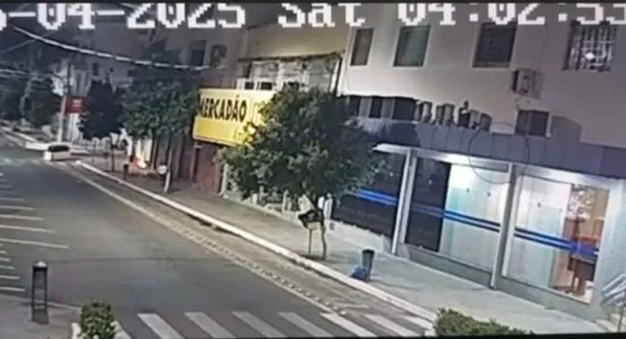 Veja o vídeo: acidente em madrugada de festa dos 90 anos de Baixo Guandu derruba árvore na Avenida Carlos Medeiros