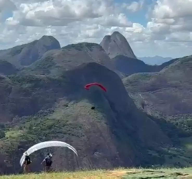 Veja o vídeo: piloto sofre acidente durante campeonato de voo livre neste sábado (5) em Pancas e é resgatado pelos Bombeiros