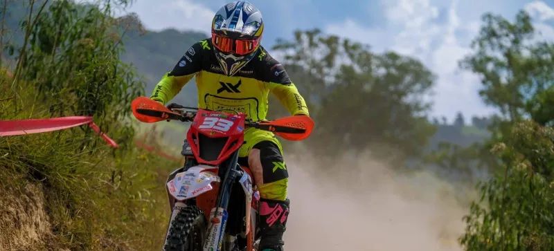 Colatinense Patrik Capila brilha no enduro e vence etapa do campeonato mundial em Portugal