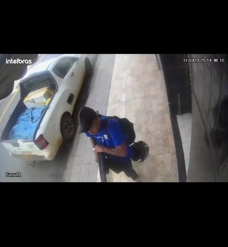Suspeito que furtou TV de 55 polegadas em Colatina é flagrado por vídeo caminhando pelo bairro