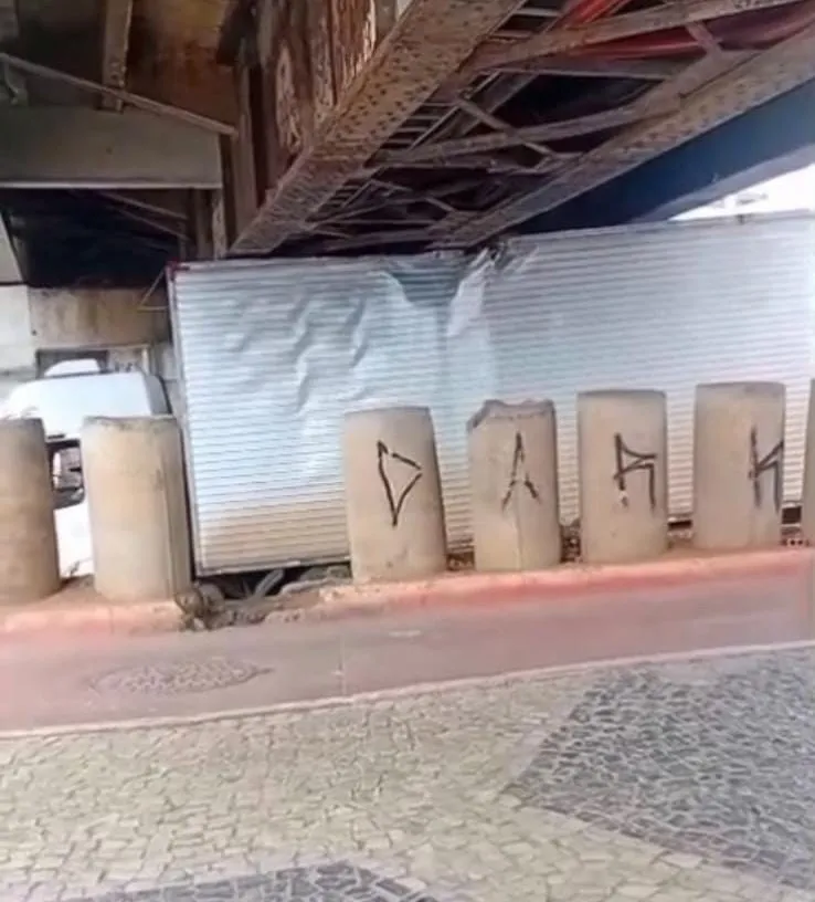 Vídeo: caminhão fica preso sob a Ponte Florentino Avidos em Colatina