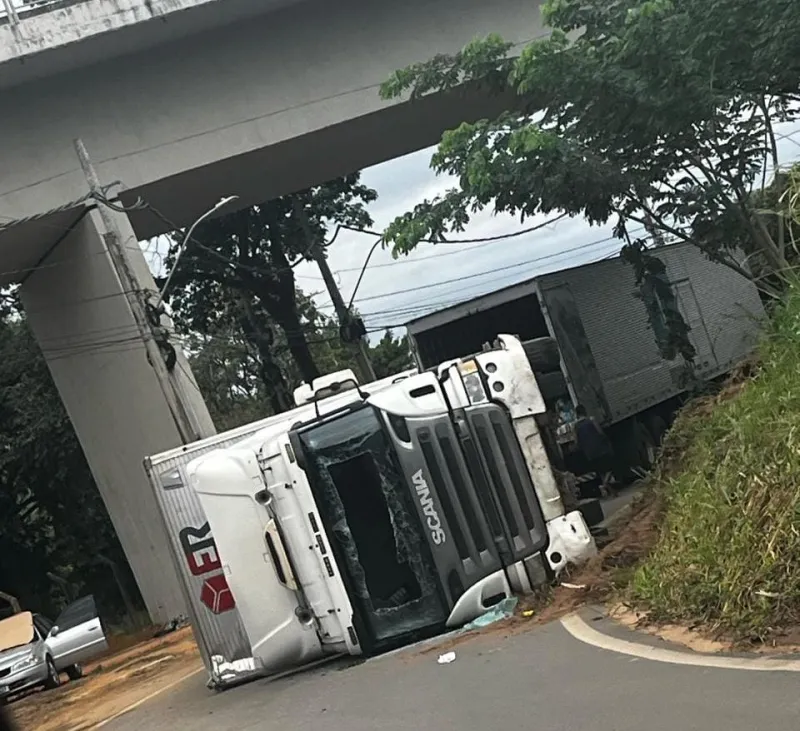 A 200 metros do destino: caminhão carregado tomba em Colatina e motorista é resgatado de madrugada
