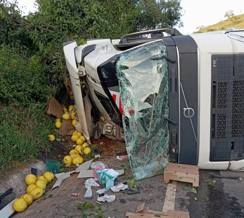 Carreta tomba em Colatina e motorista é encaminhada ao hospital; trânsito segue em meia pista