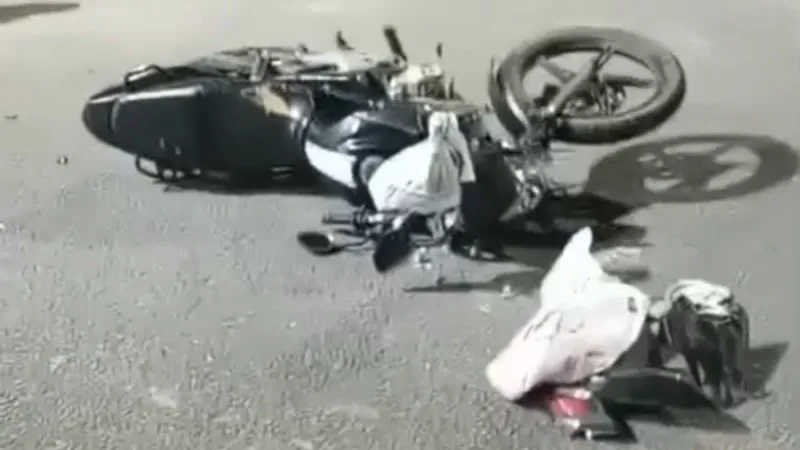 Mulher fica ferida em acidente entre moto e carro no bairro Interlagos, em Linhares