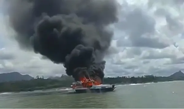 Lancha pega fogo em Guarapari com turistas de Colatina a bordo