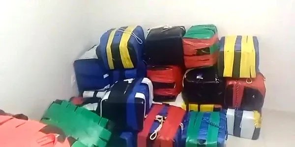 Quase uma tonelada de cocaína e fuzil AR-15 são apreendidos em Guarapari; homem é detido