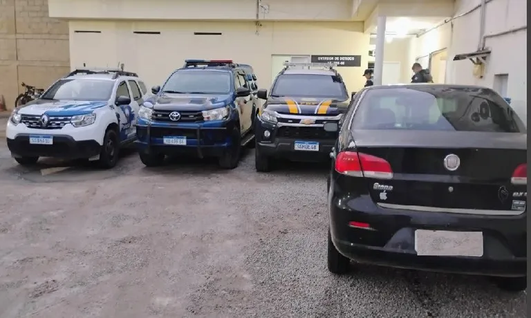 PRF recupera veículo roubado em Linhares e detém suspeitos com munições