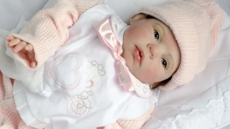 Projeto de lei em Vitória quer proibir atendimento médico a bonecas do tipo “bebê reborn” em unidades de saúde
