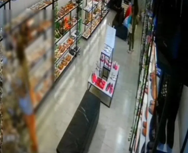 Mulher furta loja de calçados no Centro de Colatina e é flagrada por câmera de segurança
