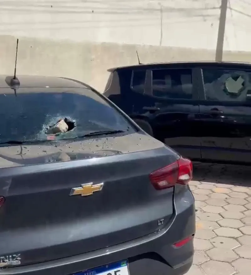 Homem é flagrado quebrando vidros de carros no bairro Shell, em Linhares