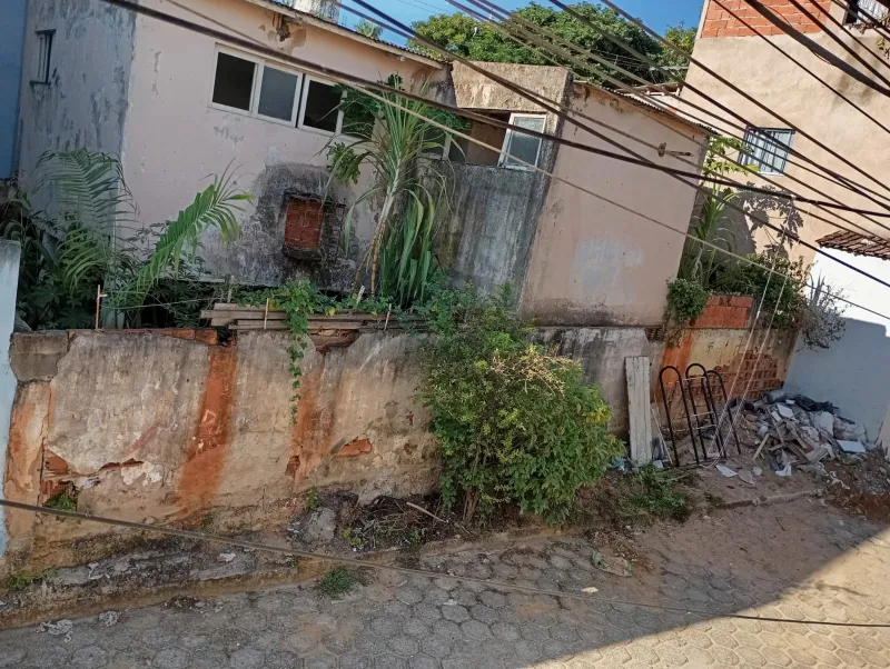 Antigo posto de saúde vira ameaça em Colatina: moradores temem queda de muro