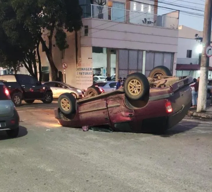 Vídeo mostra colisão entre carros em cruzamento movimentado de Linhares; um dos veículos capotou