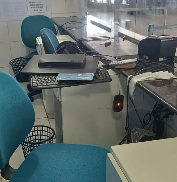 Homem tenta quebrar objetos em guichê e causa confusão na Rodoviária de Colatina