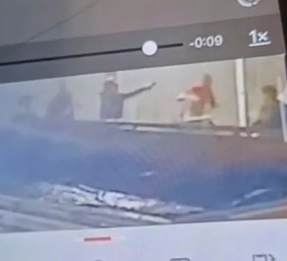 Cenas fortes: vídeo mostra momento da execução de homem assassinado na noite de sexta-feira (9) no Centro de Itaguaçu