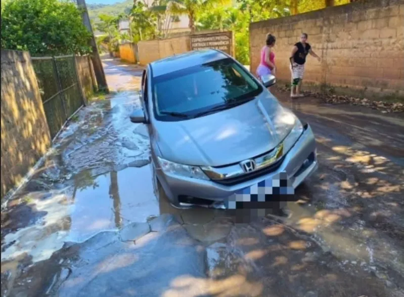 Quem vai pagar por isso?”: buraco encoberto por água causa acidente com gestante e gera cobrança de moradores, em Colatina