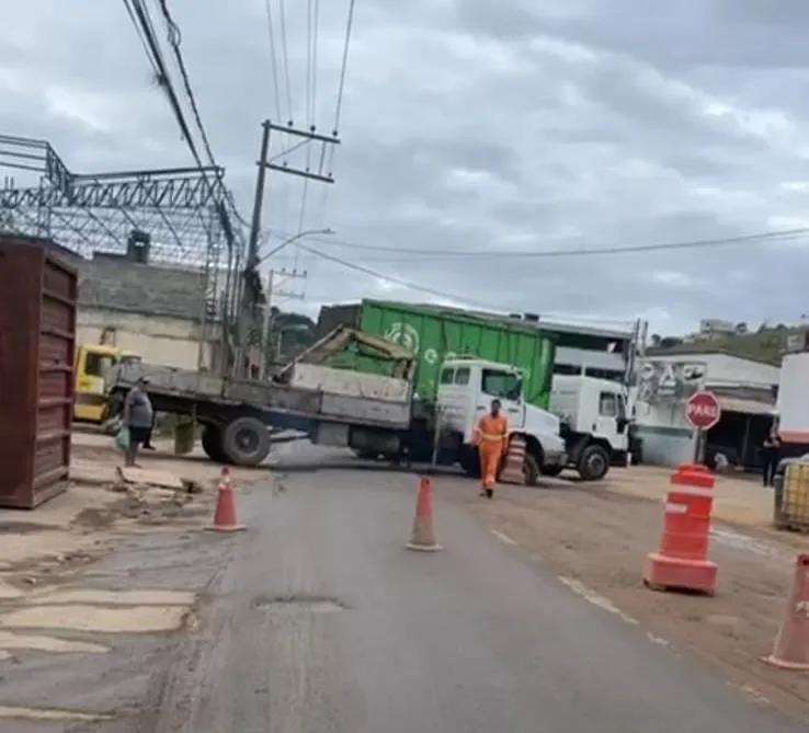 Buraco se abre no asfalto durante a passagem e mesmo caminhão afunda roda pela segunda vez no bairro Carlos Germano Naumann, em Colatina