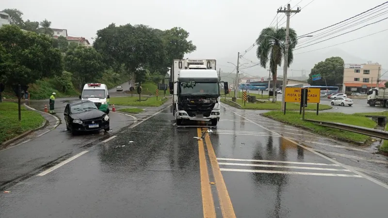 Vídeo mostra acidente que motorista fica gravemente ferido após colisão contra caminhão no trevo da rodoviária de João Neiva