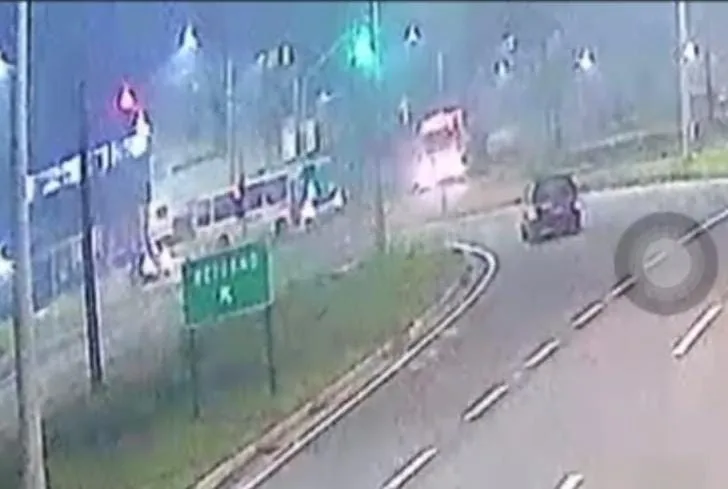 Vídeos de ângulos diferentes mostram carreta avançando sinal e atingindo ônibus na BR-101; motorista foi arremessado para fora do veículo