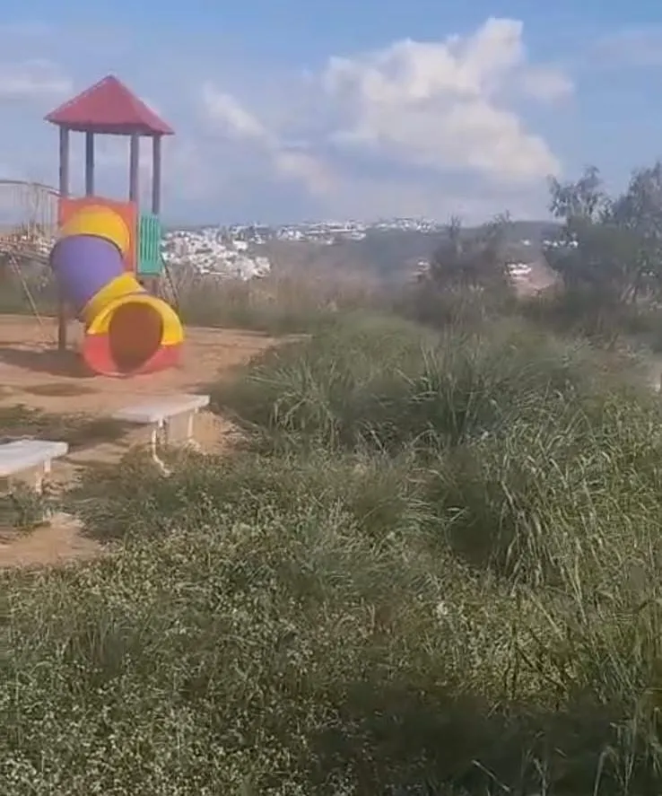 Mato toma conta de parquinho em Colatina e moradores cobram limpeza