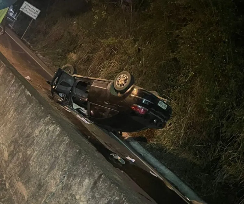 Carro capota em Colatina e motorista abandona o local antes da chegada do resgate
